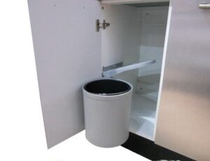 033141871 - BASURERO 12 LTS GRIS P/PUERTA C/TAPADERA